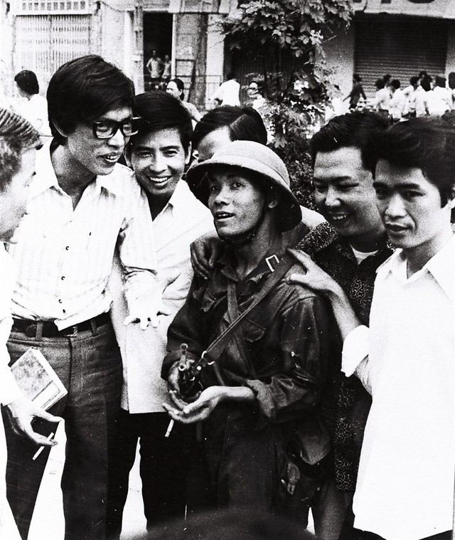 Niềm vui của người Sài Gòn trong ngày giải phóng. 	Ảnh: TTXVN