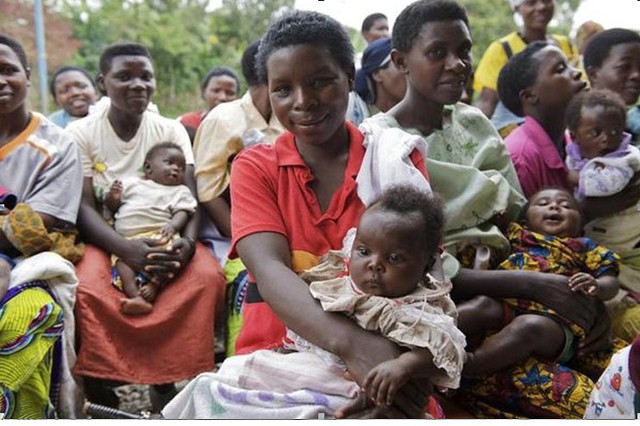 Niềm vui của các bà mẹ Rwanda khi đưa con đi tiêm chủng. 	Ảnh: UNICEF.2011