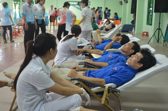 Đông đảo các bạn trẻ hào hứng với phong trào hiến máu tình nguyện để cứu người. 	Ảnh: P.B