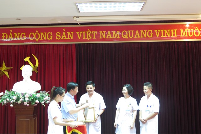 Đại diện Sở Y tế TP Hà Nội trao Bằng khen đột xuất cho các thầy thuốc đã tham gia ca phẫu thuật đặc biệt.  	Ảnh: P.H