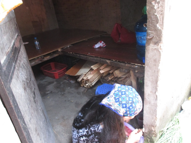 Chị Sinh đang giúp mẹ dọn dẹp căn phòng nhỏ, nơi hai mẹ con thuê chung với hai người khác ở sau chợ Long Biên.