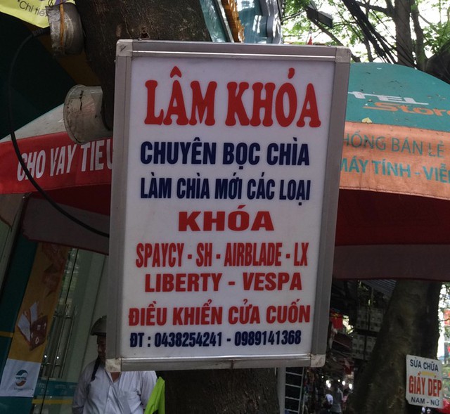 Ông “Lâm khóa” đã mưu sinh ở đây 50 năm và gần 20 năm gắn bó với cây sưa đỏ trên phố Hàng Dầu.