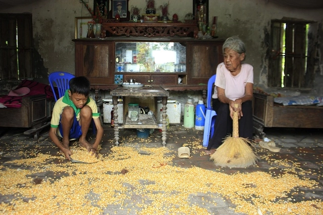 Mấy năm nay bà Sanh yếu, mọi việc nhà Duy đều phải cáng đáng. 	Ảnh: Thuận Ngọc