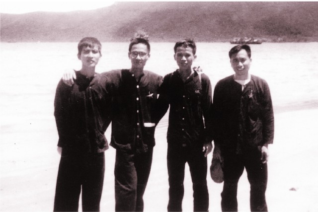 Chiến sỹ cách mạng Ngô Ngọc Dũng, cháu ngoại cụ cố Lê Văn Tiến (ngoài cùng bên trái, ảnh chụp sau khi Côn Đảo được giải phóng).