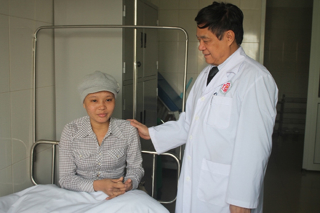 PGS.TS Nguyễn Trung Chính - người trực tiếp thực hiện ca phẫu thuật ghép tủy  - bệnh nhân Hoàng Thị Hằng.	Ảnh: T.L
