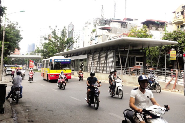 Hệ thống nhà chờ xe buýt hiện đại ở Hà Nội đang được hoàn thiện.	Ảnh: C.T