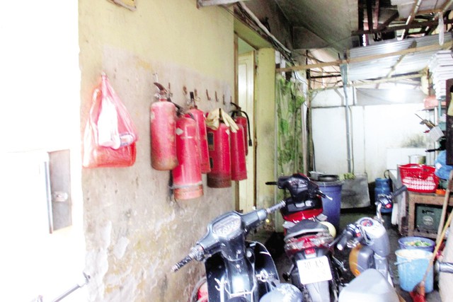 Bình cứu hỏa tại lối vào ban quản lý chợ Thành Công, Ba Đình bị bủa vây bởi xe máy (ảnh chụp ngày 7/1). 	Ảnh: MN