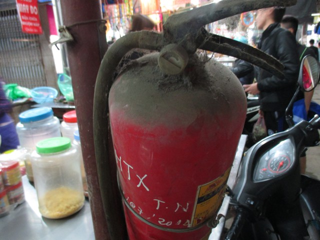 Bình cứu hỏa phủ kín bụi bặm và được cột lại bằng dây thép đôi tại chợ Phùng Khoang, Nam Từ Liêm (ảnh chụp ngày 7/1).