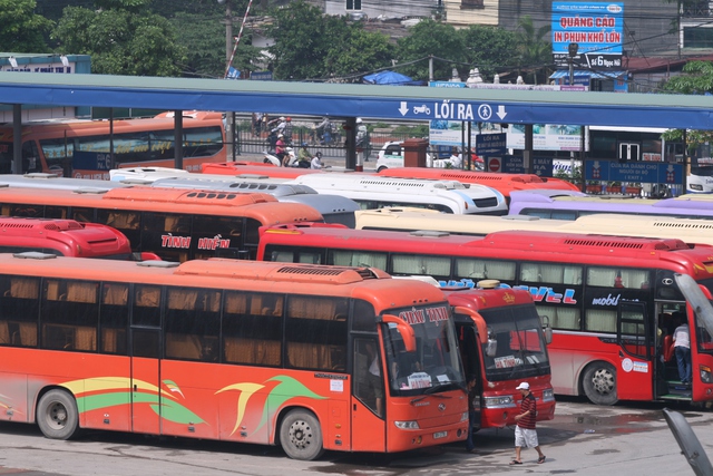 Người dân chờ cơ quan chức năng yêu cầu doanh nghiệp vận tải chạy tuyến Nghệ An, Hà Tĩnh - Hà Nội giảm sâu giá cước.  	Ảnh: M.A