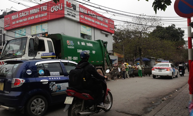 Xe chở rác và dòng phương tiện chen chân ở đầu ngã ba Dương Quảng Hàm - Nguyễn Khánh Toàn (Cầu Giấy).	Ảnh T.G