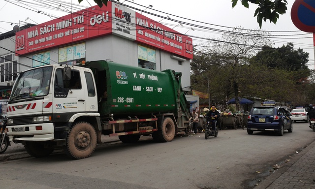 Người dân mong chờ động thái cụ thể của UBND TP Hà Nội để không phải chịu cảnh rác lấn đường. 	Ảnh T.G