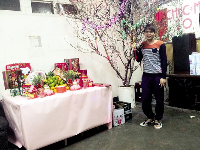 Căn phòng nhỏ được anh Văn và các lao động Việt Nam trang hoàng để đón Tết năm 2013. 	ảnh: Đ.V