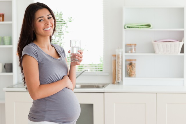 Nhằm giảm thiểu được nhiều bệnh khó nói trong thời kỳ mang bầu, chị em nên uống nước nhiều. 	 Ảnh minh họa