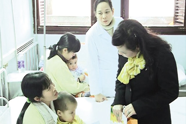 Bộ trưởng Bộ Y tế Nguyễn Thị Kim Tiến cùng đại diện Quỹ Ngày mai tươi sáng” đến thăm, tặng quà Tết cho bệnh nhi ung thư đang điều trị tại BV Nhi Trung ương. 	
ảnh: H.Hải