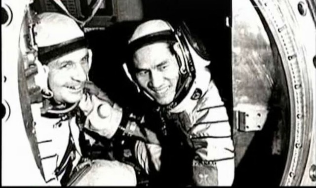 Anh hùng Phạm Tuân và đồng đội cùng chuyến bay vào vũ trụ - phi hành gia Viktor Vassilyevich Gorbatko. 	Ảnh: TL