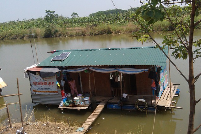 Căn nhà phao chật hẹp, nơi 8 người trong gia đình bà Nga đang sinh sống. 	Ảnh: N.Mai