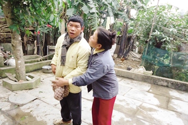 Vợ liệt sỹ Phan Huy Sơn đang chăm con trai bị bệnh. 	Ảnh: H.P