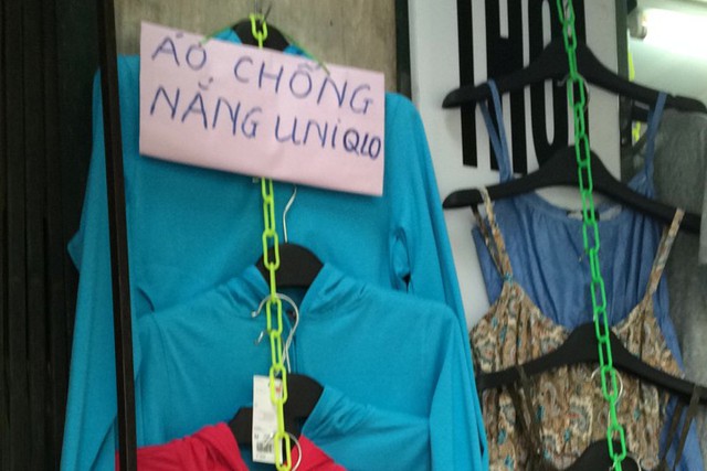 Áo chống nắng được quảng cáo có thể chống tia cực tím đang được bày bán ở Hà Nội. 	Ảnh: H.Nguyên