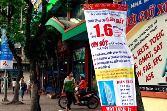 Thông tin chào bán bất động sản có ở khắp nơi trên đường phố Hà Nội.