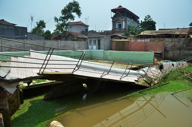 Hiện trường vụ sập tường bể bơi khiến một cháu bé tử vong. 	Ảnh: X.T