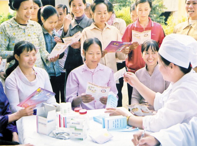 Nhiều người dân đã được hưởng lợi từ Chiến dịch Chăm sóc SKSS/KHHGĐ.
Ảnh: Dương Ngọc