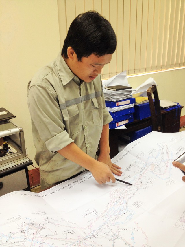 Anh Bùi Duy Tân, Trưởng phòng kỹ thuật khai thác mỏ đang trình bày về những hiểm họa trong hầm lò.