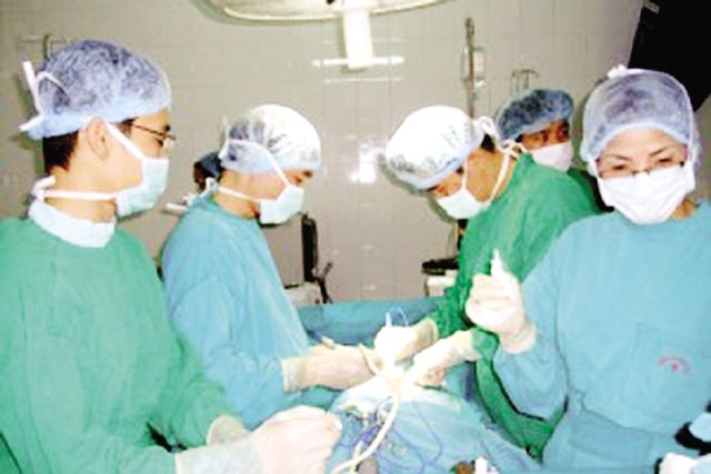 Một ca phẫu thuật tại Bệnh viện Việt Đức (ảnh do bệnh viện cung cấp).