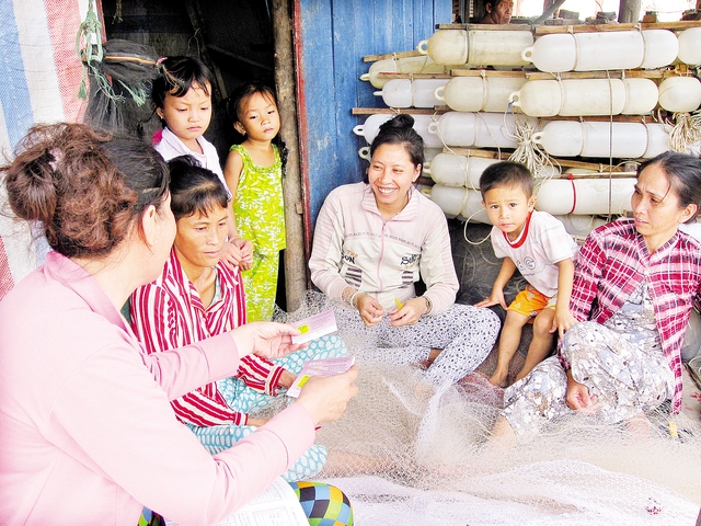 Những năm qua, đội ngũ cán bộ, cộng tác viên DS huyện Trần Văn Thời, Cà Mau luôn “gõ cửa từng nhà” để tư vấn ngư dân các biện pháp tránh thai an toàn.
	Ảnh: P.V