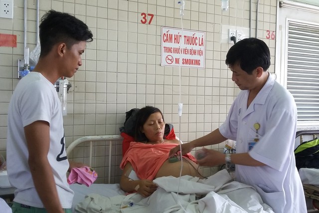 Chị Châu đang được chăm sóc ở Bệnh viện Chợ Rẫy. 	Ảnh: Khôi Nguyên