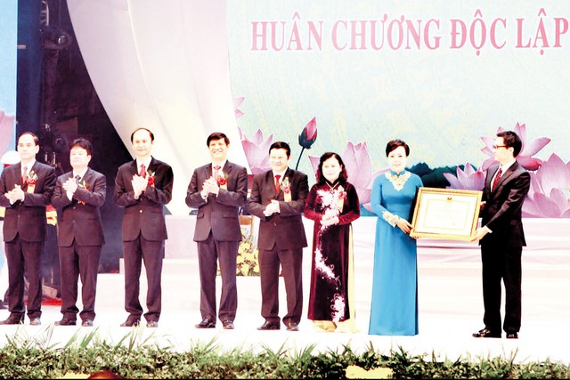 Thay mặt Đảng, Nhà nước, Phó Thủ tướng Vũ Đức Đam đã trao Huân chương Độc lập hạng Nhất cho Bộ Y tế.	Ảnh: Dương Ngọc