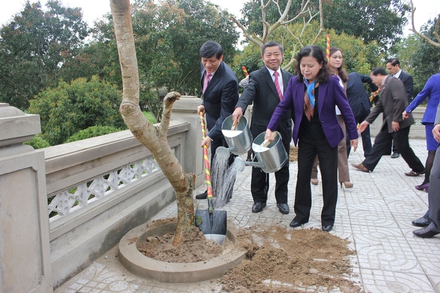 Đại diện lãnh đạo Bộ Y tế và tỉnh Hà Tĩnh trồng cây lưu niệm tại Khu du lịch sinh thái Hải Thượng (xã Sơn Trung, huyện Hương Sơn, tỉnh Hà Tĩnh). 	Ảnh: Phượng Hoàng