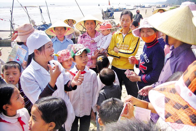 Truyền thông kiến thức, chăm sóc  SKSS/KHHGĐ cho ngư dân vùng biển Tĩnh Gia, Thanh Hóa. 	Ảnh: N.Hưng