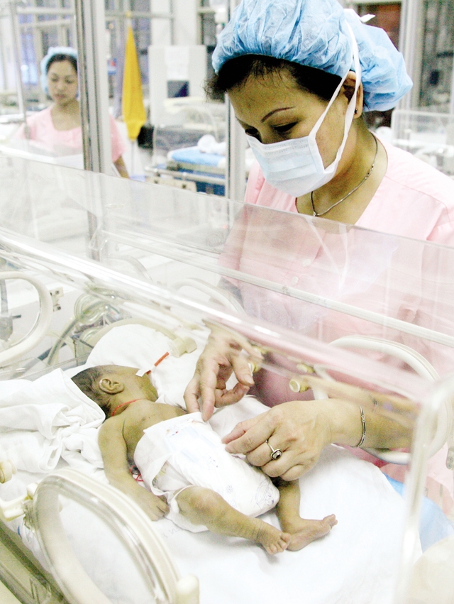 Chăm sóc trẻ sơ sinh tại Bệnh viện Phụ sản Trung ương. 	Ảnh: Dương Ngọc