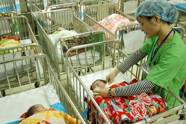 Chăm sóc trẻ sơ sinh tại Bệnh viện Phụ sản Trung ương. Đây là một trong ba bệnh viện (cùng với Bệnh viện Trung ương Huế, Bệnh viện Từ Dũ) được Bộ Y tế cho phép thực hiện kỹ thuật mang thai hộ.  	 ảnh: Dương Ngọc