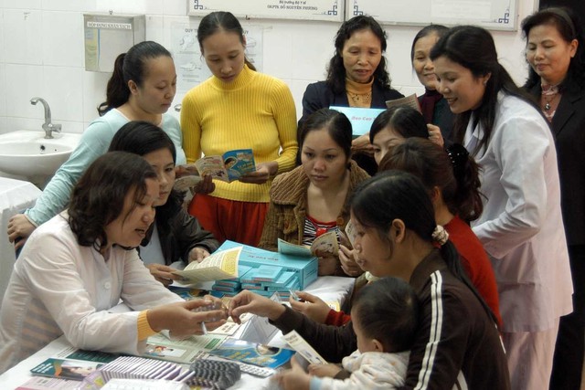 Tư vấn kiến thức làm mẹ an toàn cho người dân tại quận Hoàng Mai, Hà Nội. 	Ảnh: Dương Ngọc