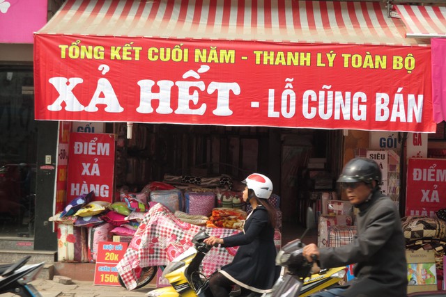 Quảng cáo câu khách “hoành tráng” tại một cửa hàng chăn ga gối đệm trên đường Nguyễn Trãi. 	Ảnh: N.M