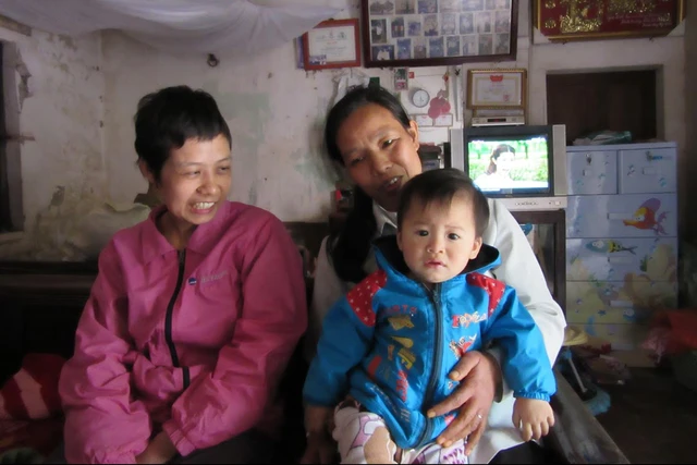 Chị Yên (trái) và người chị gái đang hàng ngày chăm sóc mẹ con chị. 	Ảnh: VÂN ANH