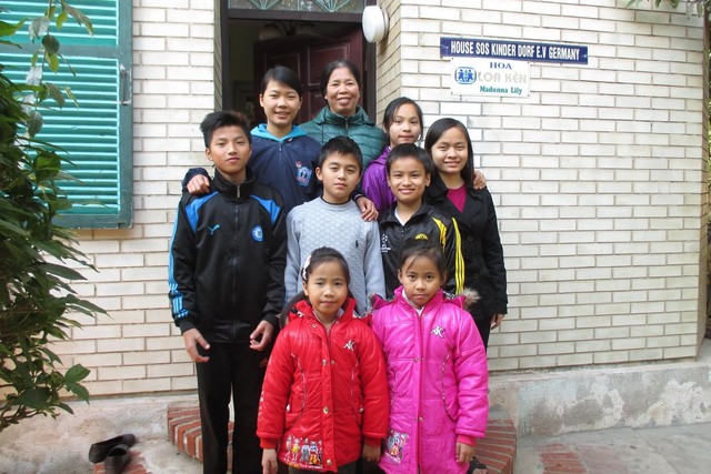 Mẹ Lợi và các con hạnh phúc bên tổ ấm gia đình tại Làng trẻ em SOS Hà Nội. 	Ảnh: Mai Nguyễn