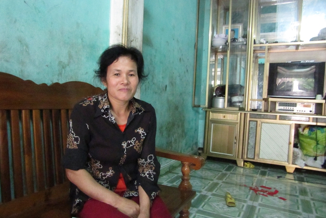 Chị Nguyễn Thị Thảo kể về bốn đứa con của mình. 	Ảnh: V.Anh