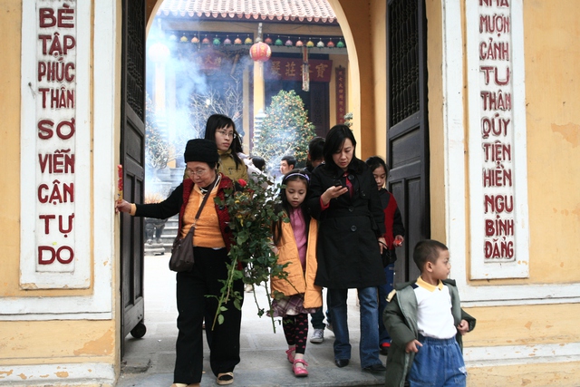 Nhiều gia đình có thói quen đi lễ chùa đầu năm. 	Ảnh: Chí Cường
