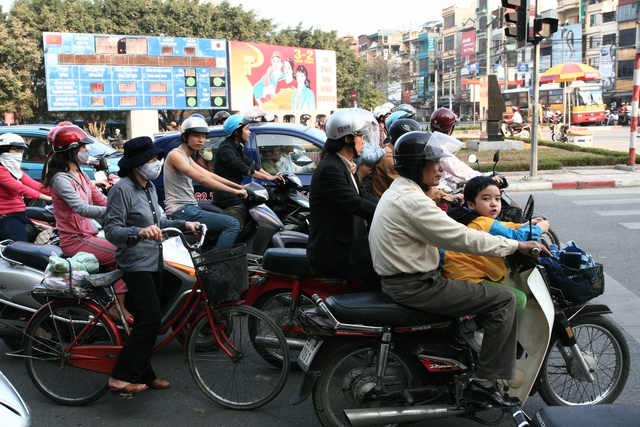 Cần tắt máy khi dừng xe chờ đèn đỏ để tiết kiệm xăng. 	Ảnh: Chí Cường