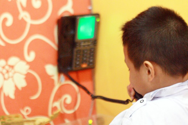 Theo đại diện VNPT Hà Nội, việc thay đổi mã vùng điện thoại cố định sẽ kéo theo nhiều tốn kém.	Ảnh: Chí Cường