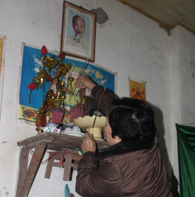 Bà Mai bên bàn thờ liệt sỹ Phạm Khắc Vũ được đặt trang trọng trong nhà mình.	  		Ảnh: Hồ Hà