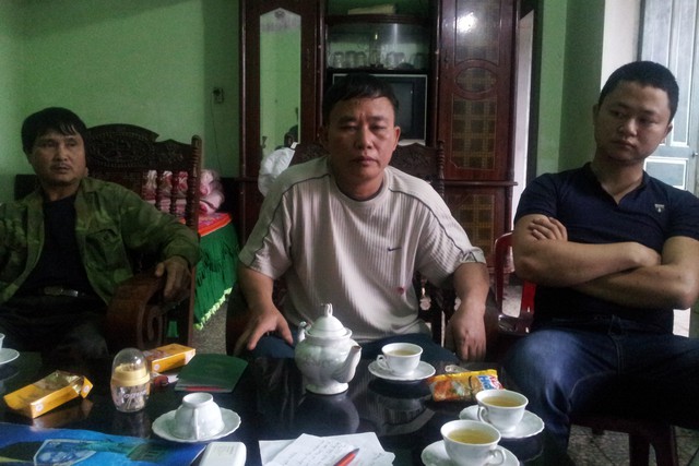Ông Nguyễn Công Lực (giữa) và con trai Nguyễn Văn Thuận (phải) kể lại sự việc với phóng viên. 	Ảnh: VT