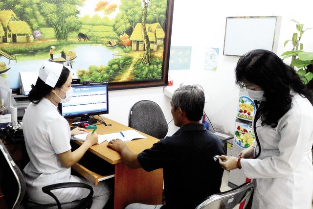 ThS.BS Tôn Nữ Mộng Thủy đang thăm khám bệnh nhân Nguyễn Văn Tạo tại Phòng khám BSGĐ, Bệnh viện quận 2, TPHCM. 	
Ảnh: Đ.B