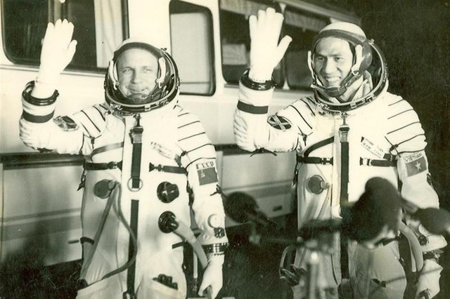 Anh hùng Phạm Tuân (phải) và đồng đội cùng chuyến bay vào vũ trụ - phi hành gia Viktor Vassilyevich Gorbatko. 	Ảnh: TL