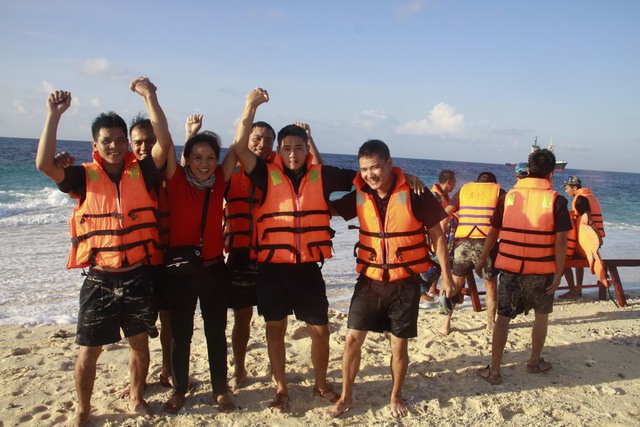 Hoàng Điệp bên các chiến sỹ trên đảo An Bang (Quần đảo Trường Sa) trong chuyến công tác tháng 4/2015.	 Ảnh: PV