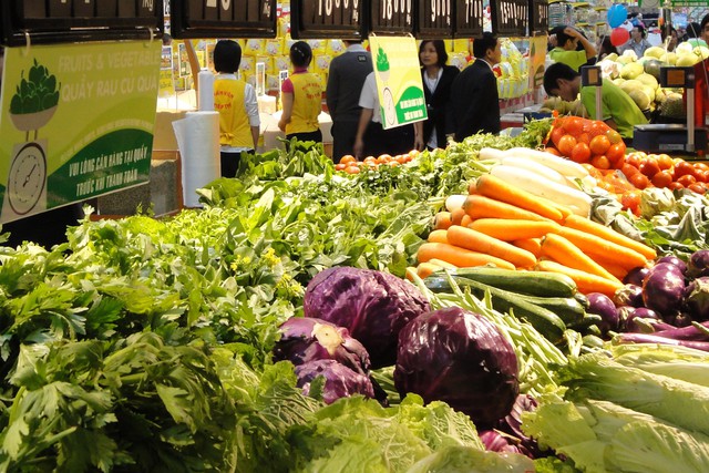 Giá rau xanh trên thị trường vẫn giữ giá cao gấp đôi ngày bình thường. 	Ảnh: M.H