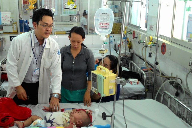 BS Nguyễn Minh Tuấn đang trực tiếp theo dõi bệnh nhi SXH nặng phải cấp cứu.	 Ảnh: Đỗ Bá