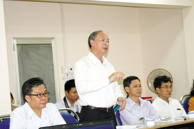 Phó Tổng cục trưởng phụ trách Tổng cục DS-KHHGĐ Nguyễn Văn Tân phát biểu chỉ đạo tại buổi làm việc cùng Ban Chỉ đạo công tác dân số TP HCM.	 Ảnh: Đỗ Bá